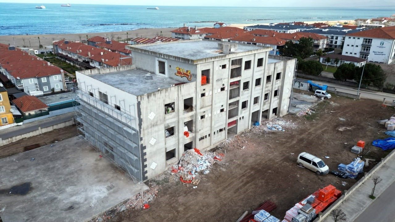 SUBÜ, Karasu’daki 11 yıllık atıl MYO binasını yeniden inşa ediyor