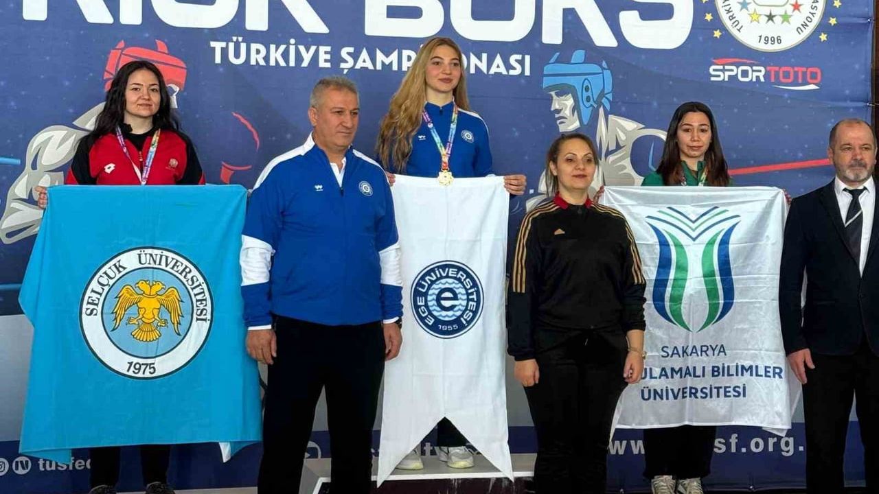 SUBÜ öğrencileri Kick Boks Ünilig'de iki bronz madalya kazandı