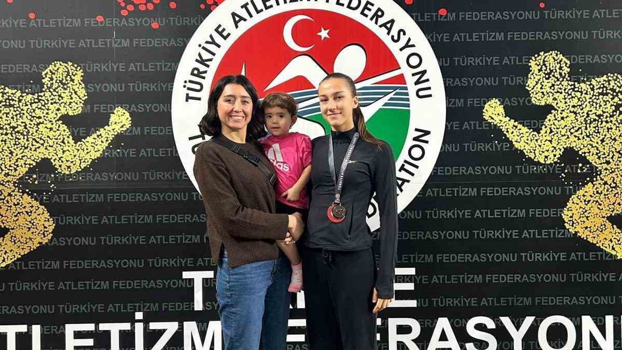 Sudenaz Bayram U20 Türkiye Salon Şampiyonası'nda sırıkla atlamada Türkiye 3'üncüsü