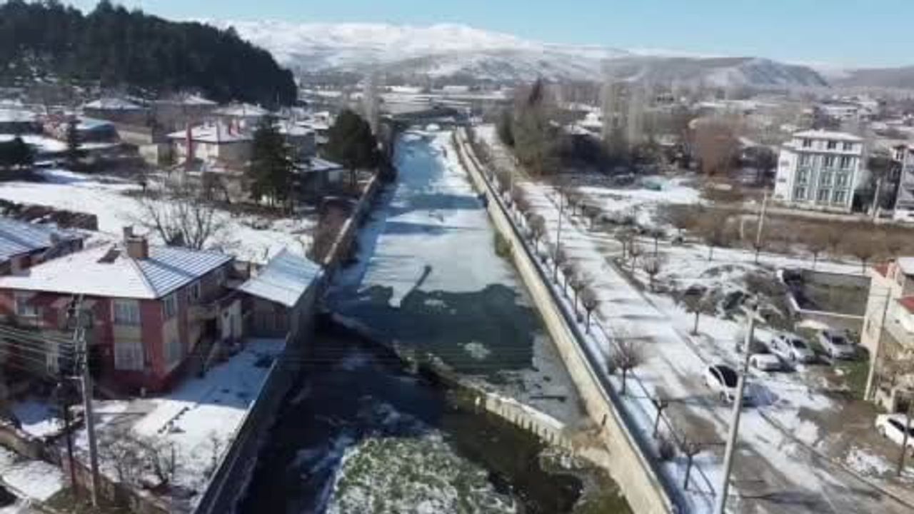 Şuhut'ta Gali Çayı eksi 15 dereceyle buz tuttu