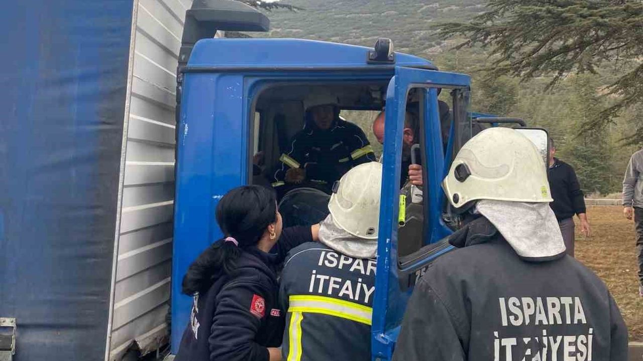 Süleyman Demirel Üniversitesi kavşağında kamyonet ile mikser çarpıştı — 1 yaralı