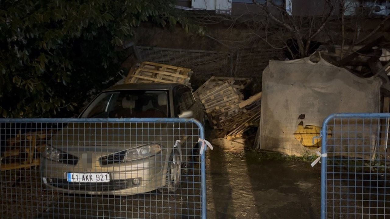 Sultanbeyli'de istinat duvarı çöktü; park halindeki araçta hasar