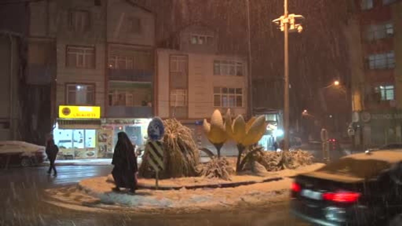 Sultanbeyli'de kar yağışı etkisini sürdürüyor