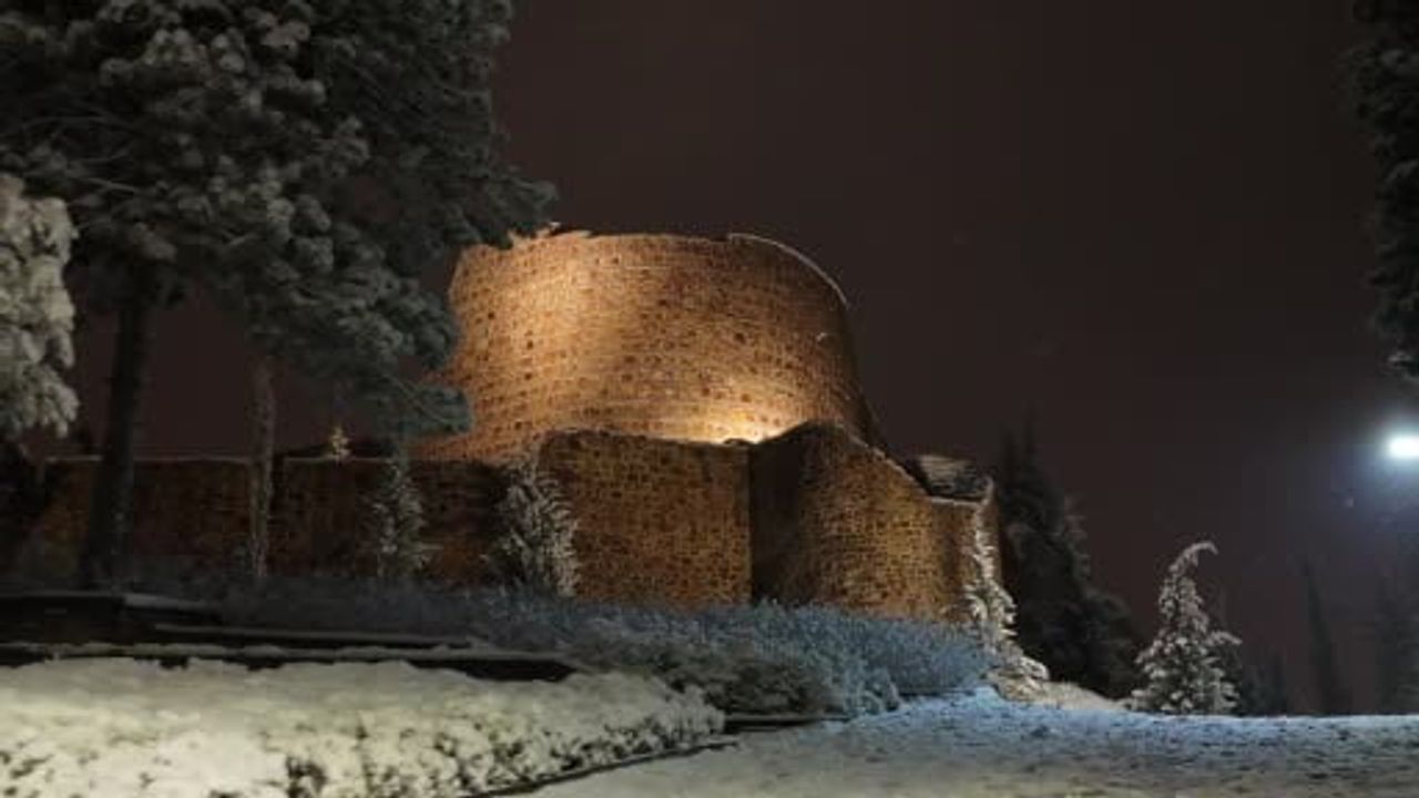 Sultanbeyli'de Karın Büyüsü: Aydos Kalesi Beyaza Büründü
