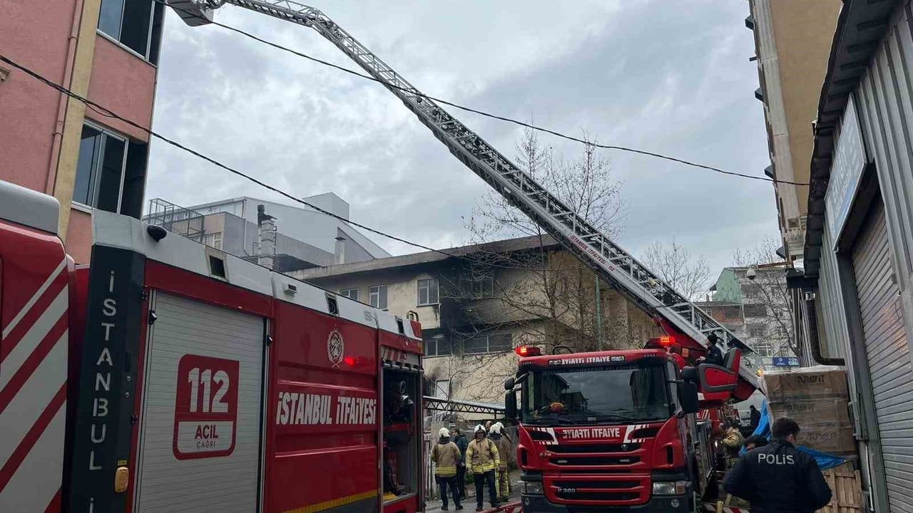 Sultanbeyli'de plastik imalathanesinde yangın: iş yerinde büyük maddi hasar