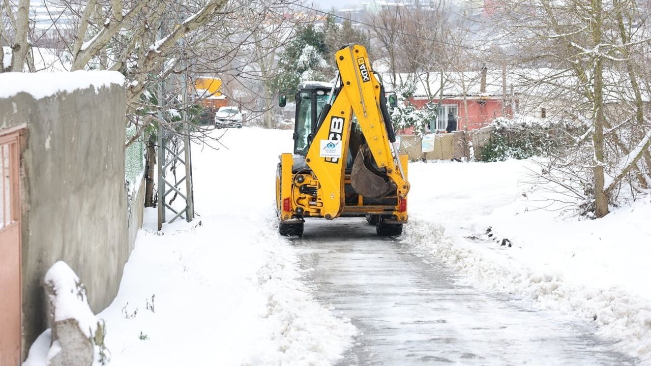 Sultangazi Belediyesi karla mücadeleyi aralıksız sürdürüyor