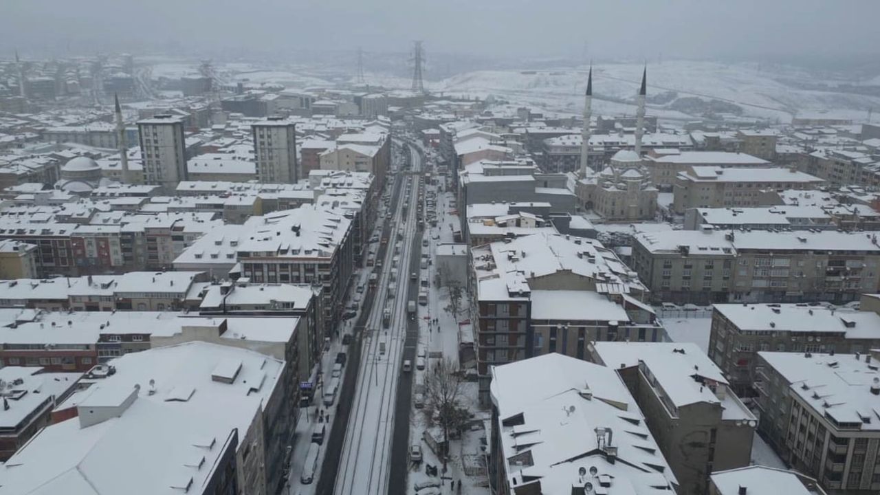Sultangazi beyaza büründü, havadan görüntülendi