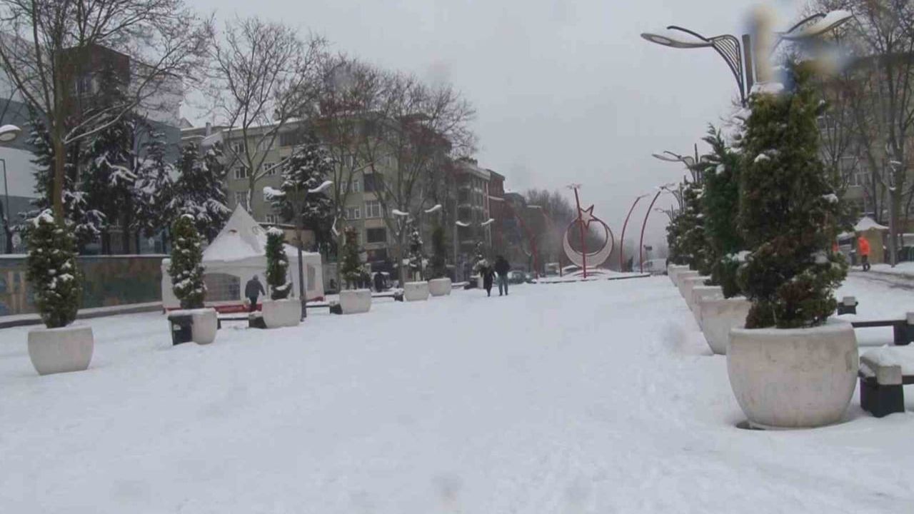 Sultangazi'de çocuklar karla oynadı, kardan adam yaptı