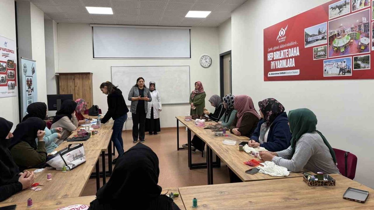 Sultangazi'de Dönüştüren Eller Atölyesiyle Atıklara Yeniden Kullanım