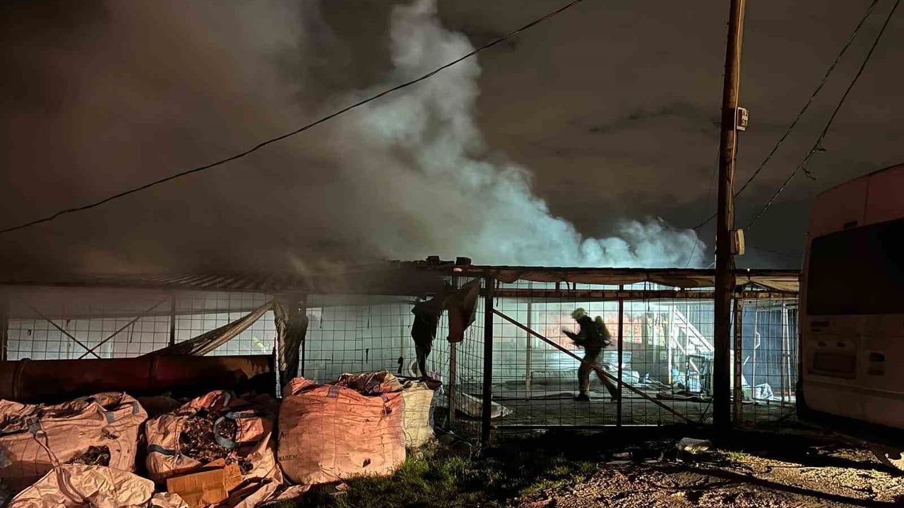Sultangazi'de halı yıkama ve marangoz dükkanlarında yangın