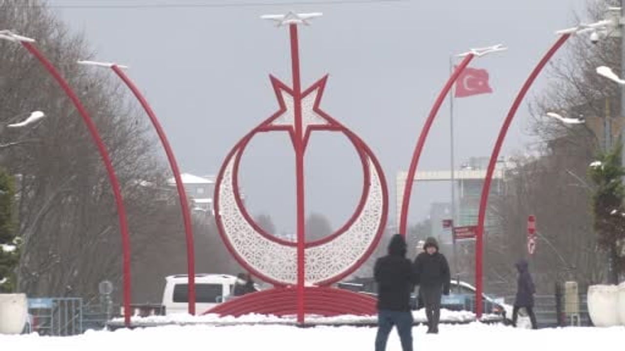 Sultangazi'de kar aralıklarla etkili oluyor