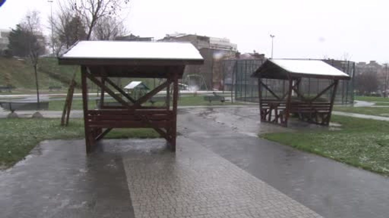 Sultangazi'de Kar Tatili: Çocuklar Sokaklarda Kartopu Keyfi