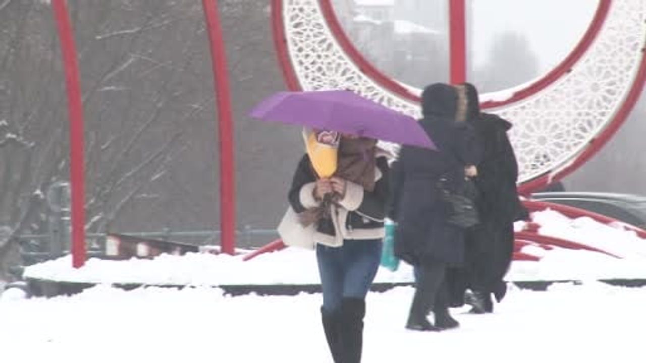 Sultangazi sokakları karla şenlendi — Çocuklar kardan adam yaptı