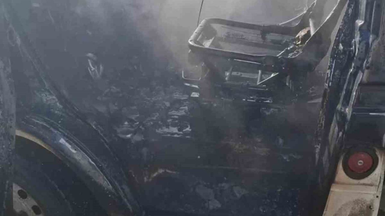 Suluova'da park halindeki 05 DA 628 plakalı kamyonet kullanılamaz hale geldi