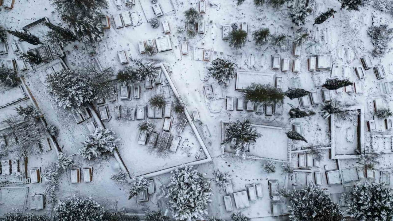 Sulusokak’ta karla kaplanan tarihi dokuda kartpostallık görüntüler