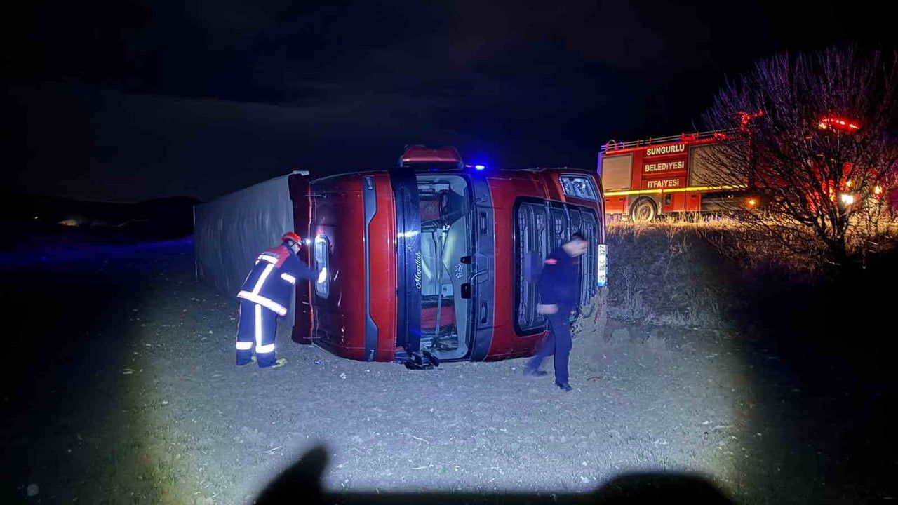 Sungurlu-Alaca yolunda tır şarampole devrildi: 1 yaralı