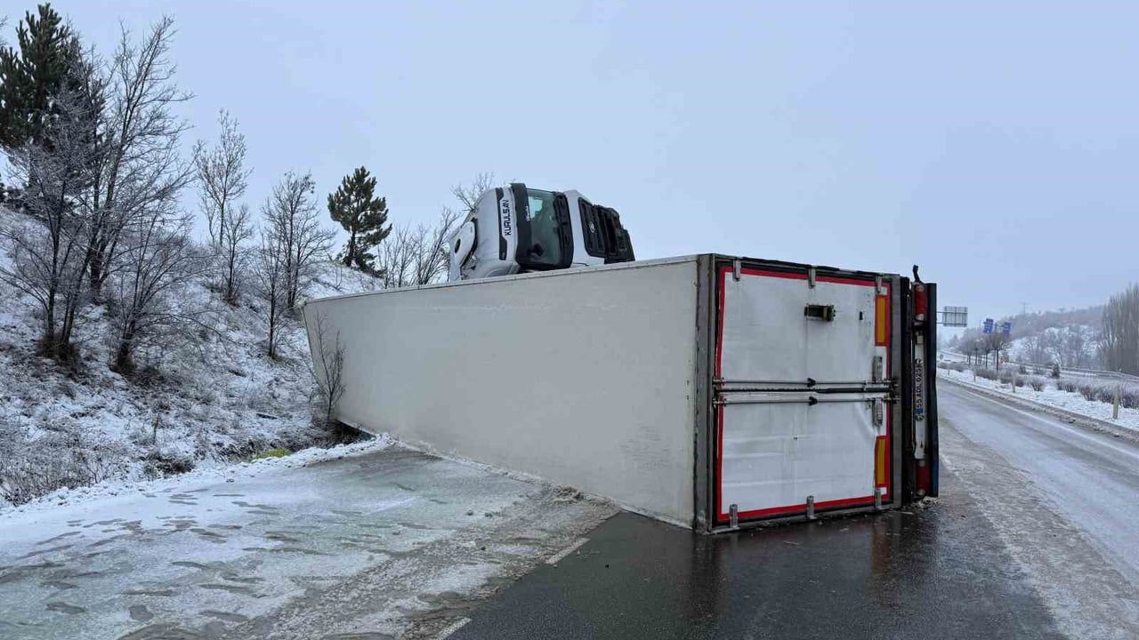 Sungurlu'da buzlanan yolda tır devrildi: sürücü yaralandı