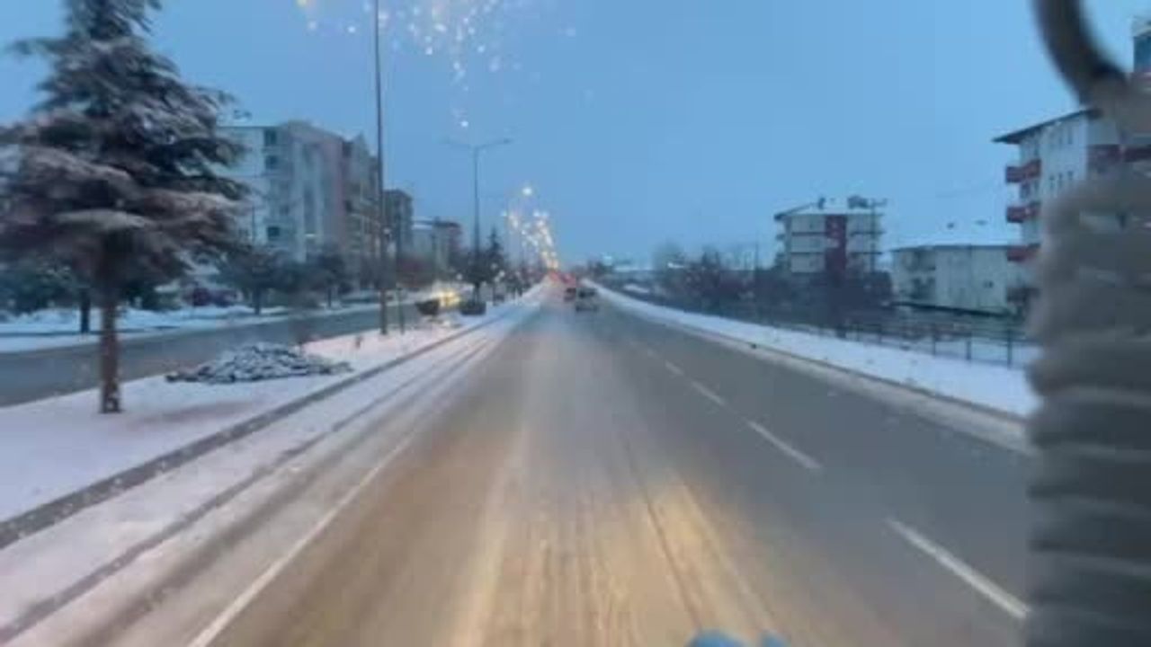 Sungurlu'da itfaiye aracına yol vermeyen hafif ticari araç kamerada