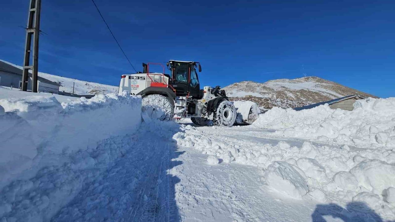 Süphan Dağı eteğindeki Aydınlar'da karla mücadele sürüyor