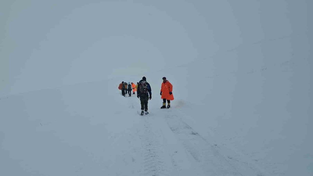 Süphan Dağı'nda mahsur kalan 16 dağcı Aydınlar'da kurtarıldı