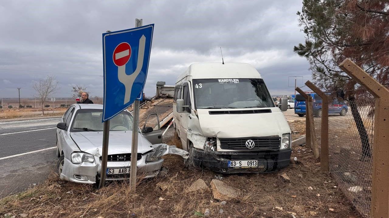 Suruç'ta minibüs ile otomobil çarpıştı: 7 yaralı