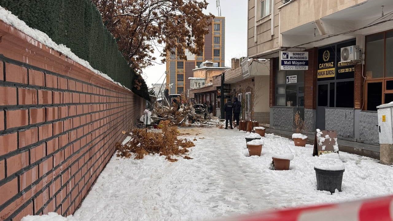 Suruç'ta sanat sokağının çatısı yoğun kar nedeniyle çöktü