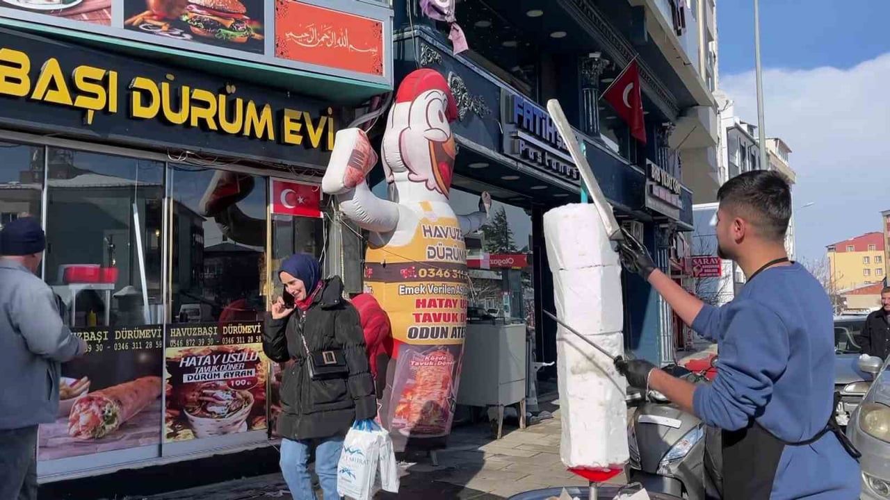 Suşehri'de döner ustasından kardan döner sürprizi