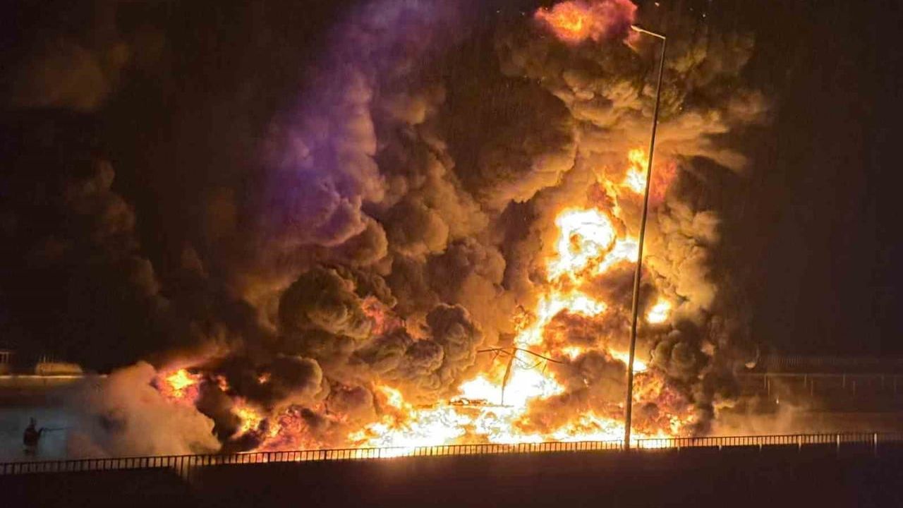TAG Otoyolu'nda bebek bezi yüklü tır alev aldı, trafik durdu