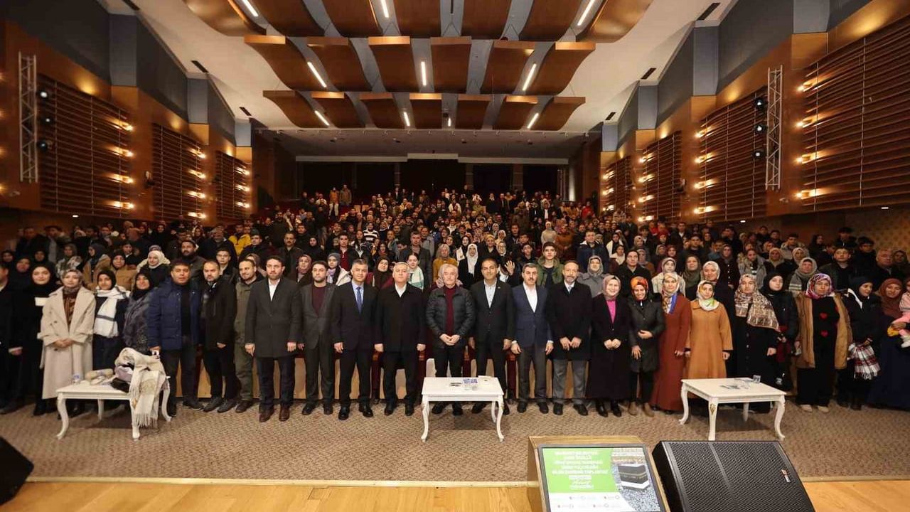 Tahmazoğlu, Umre ödüllü kitap yarışması kazananlarıyla buluştu