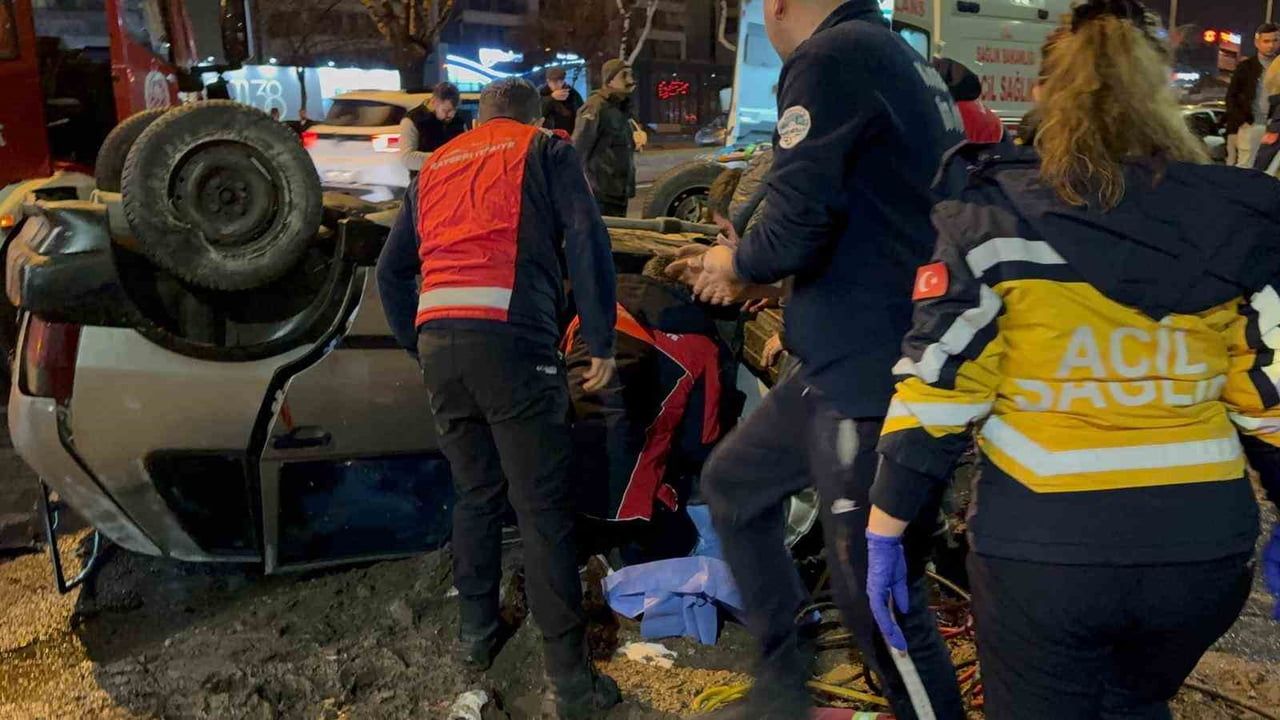 Takla atan otomobilde sürücü sıkıştı; arkadaşı başından ayrılmadı