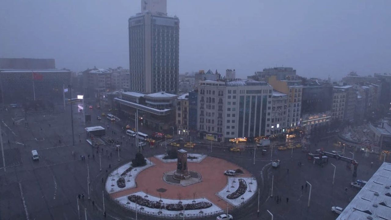 Taksim Beyaza Büründü — Kar Yağışı Havadan Görüntülendi