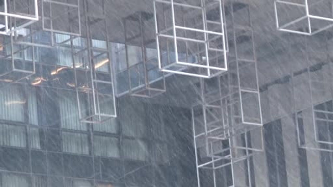 Taksim'de Aralıklı Kar: Nostaljik Tramvay Önünde Fotoğraf Şöleni