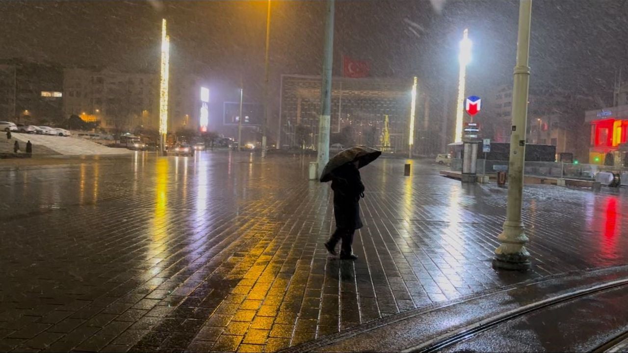 Taksim'de Gece Kar Yağışı Kartpostallık Görüntüler Oluşturdu