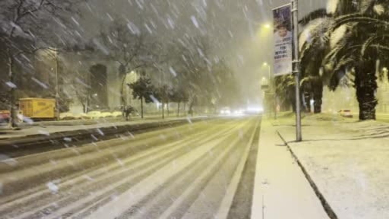 Taksim'de gece saatlerinde kar yağışı etkili oldu