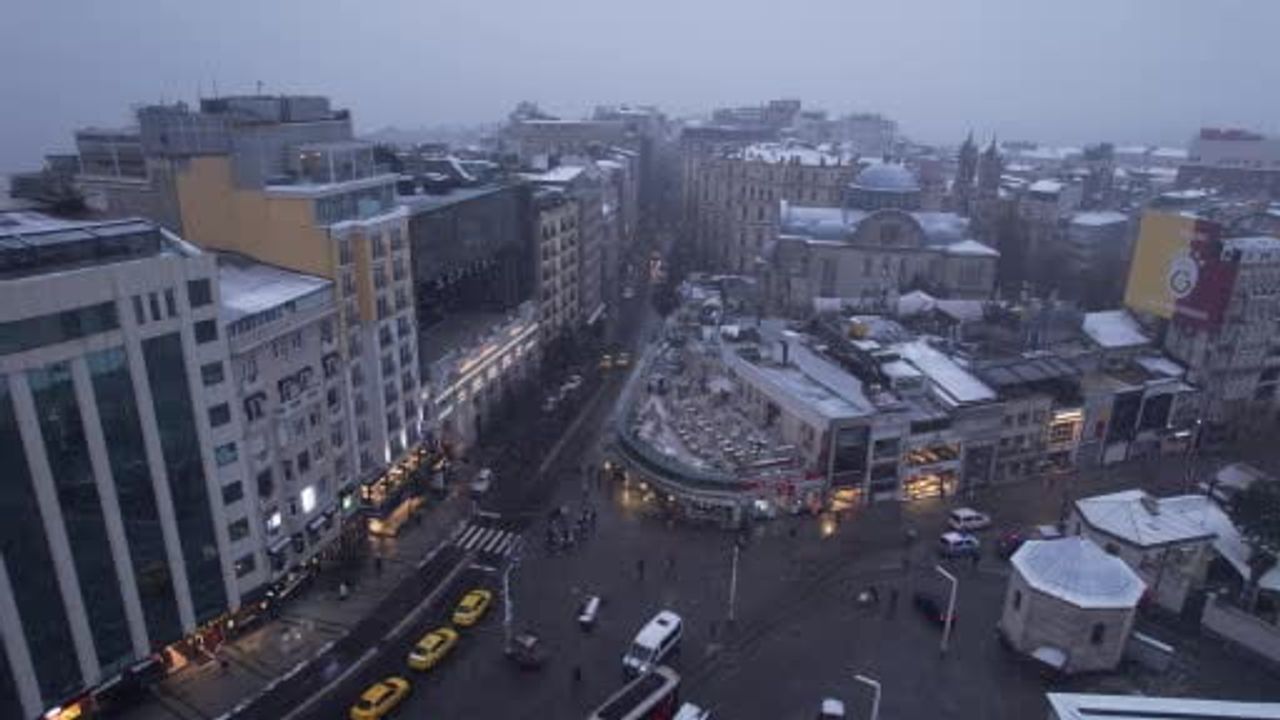 Taksim’de kar yağışı kameralara yansıdı