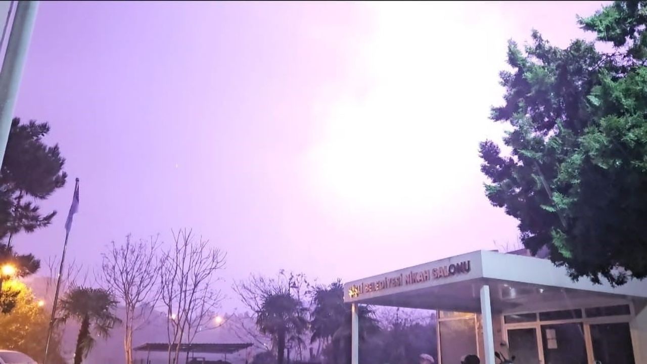 Taksim'de Sağanak ve Şimşekler Geceyi Aydınlattı