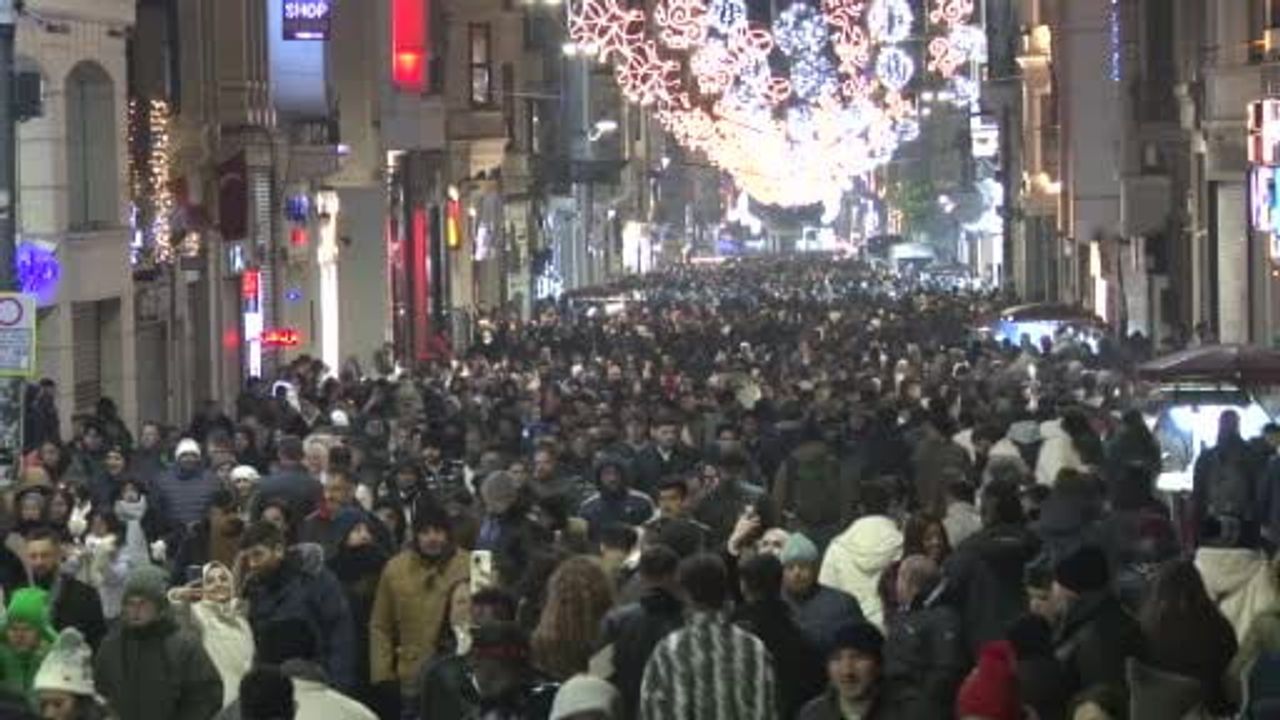 Taksim ve İstiklal'de yılbaşı coşkusu havadan görüntülendi