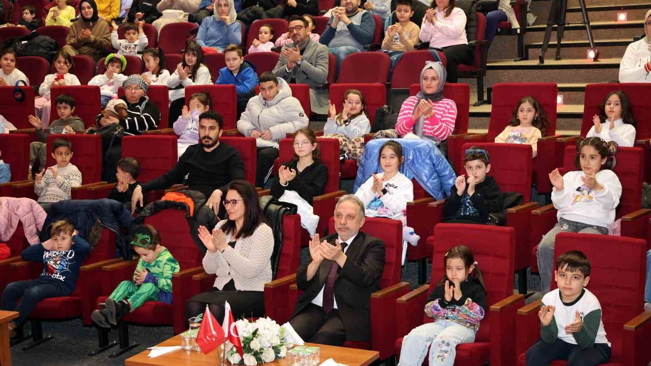 Talas Belediyesi'nden Karne Hediyesi: Körebe Oyunu Sahnelendi