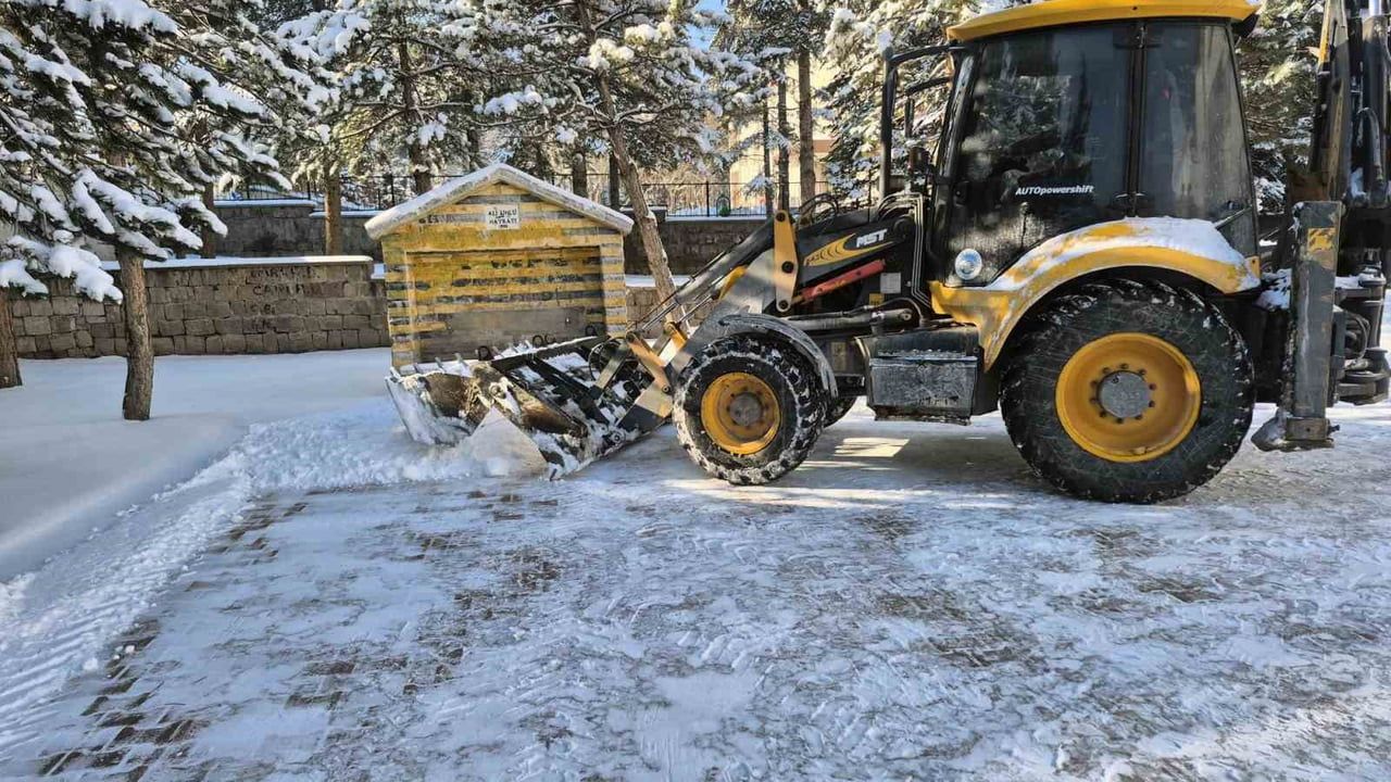 Talas’ta belediye kar temizliğiyle öğrenciler okula güvenle başladı