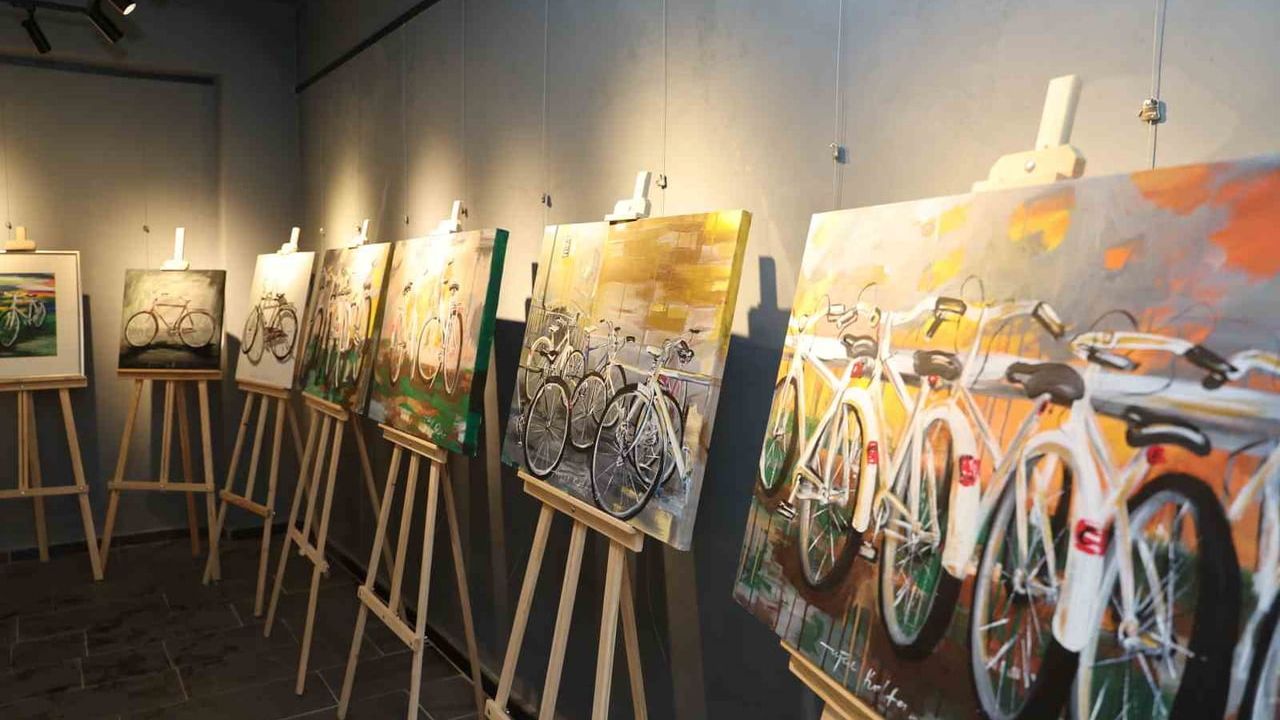 Talas’ta bisiklet temalı sergi: Tuğçe Kalfa’nın 15 akrilik eseri Su Medeniyeti Galerisi'nde