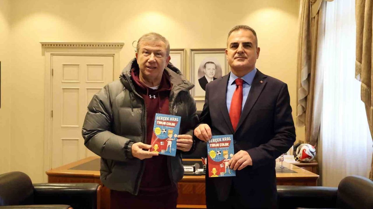 Tanju Çolak, Muğla Valisi Dr. İdris Akbıyık’ı Ziyaret Edip Çocuk Kitabını Hediye Etti