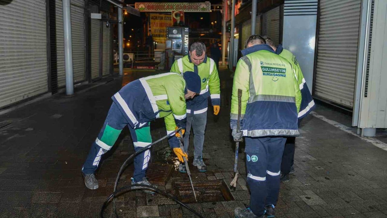 Tarihi Çarşı ve Hanlar Bölgesi'nde gece mazgal temizliği
