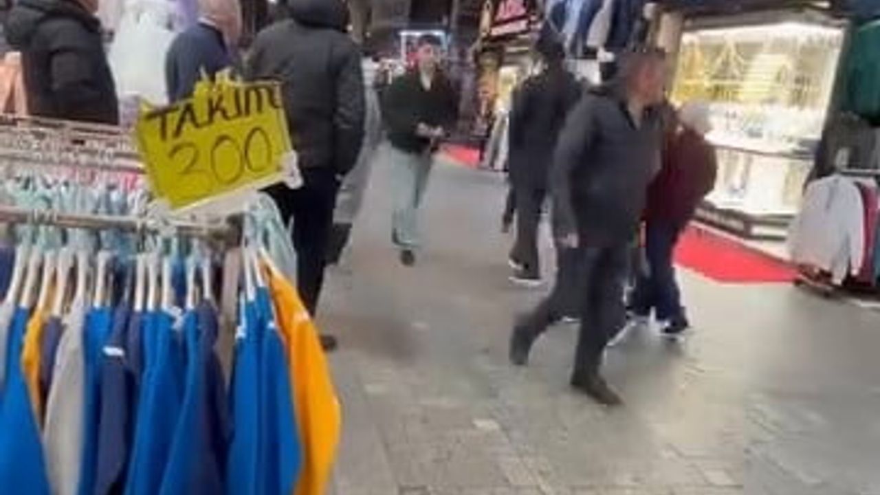 Tarihi Kapalı Çarşı’da çatılar şiddetli rüzgârda uçtu