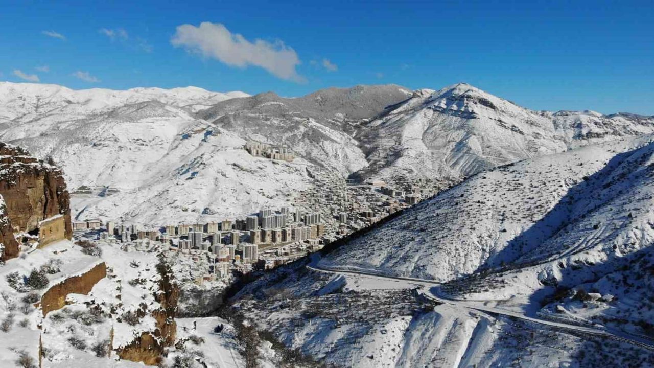Tarihi Süleymaniye Mahallesi'nde Karın Büyüleyici Manzaraları