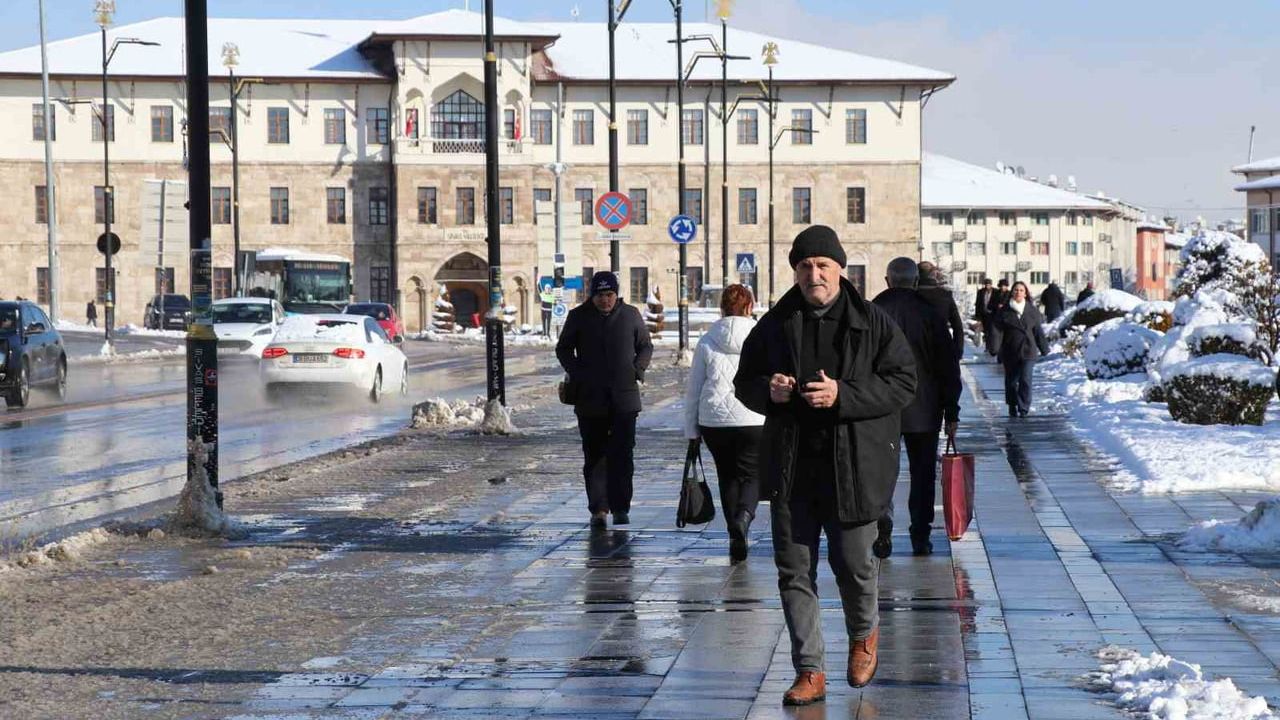 Tarkan’ın 946 milyonluk eğitim bağışı iddiası yalanlandı