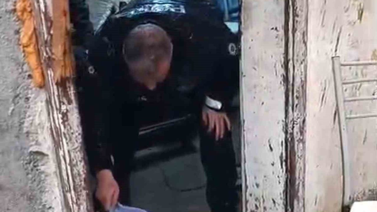 Tarsus’ta 79 yaşındaki adamın evini su bastı, polis müdahale etti