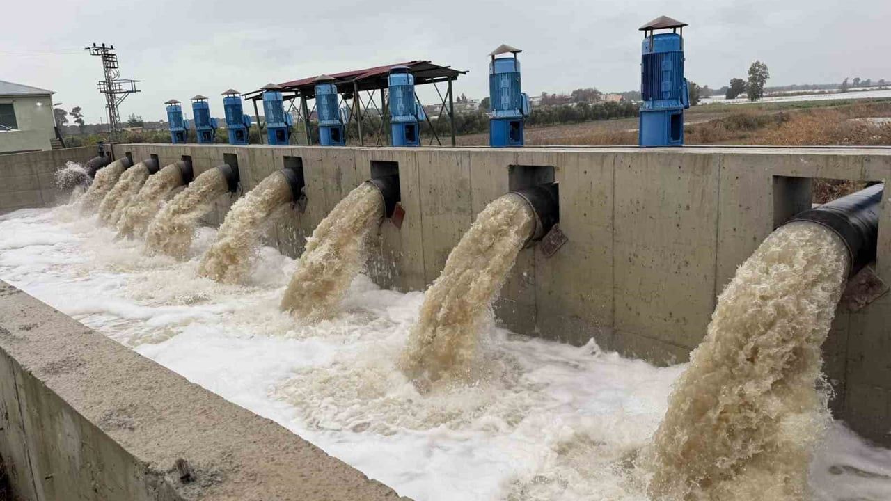 Tarsus’ta 9 motopomp 35 bin dönümü selden korudu