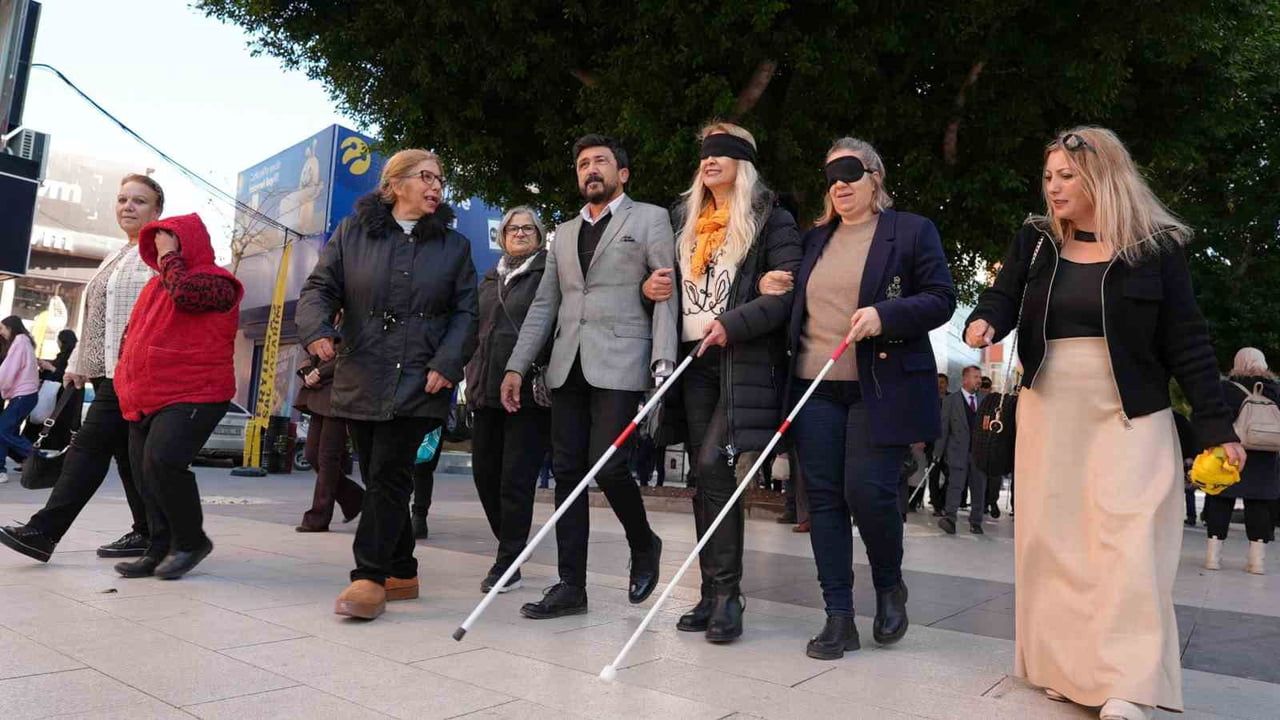 Tarsus'ta 'Engel karanlıkta değildir' mesajıyla Beyaz Baston farkındalığı