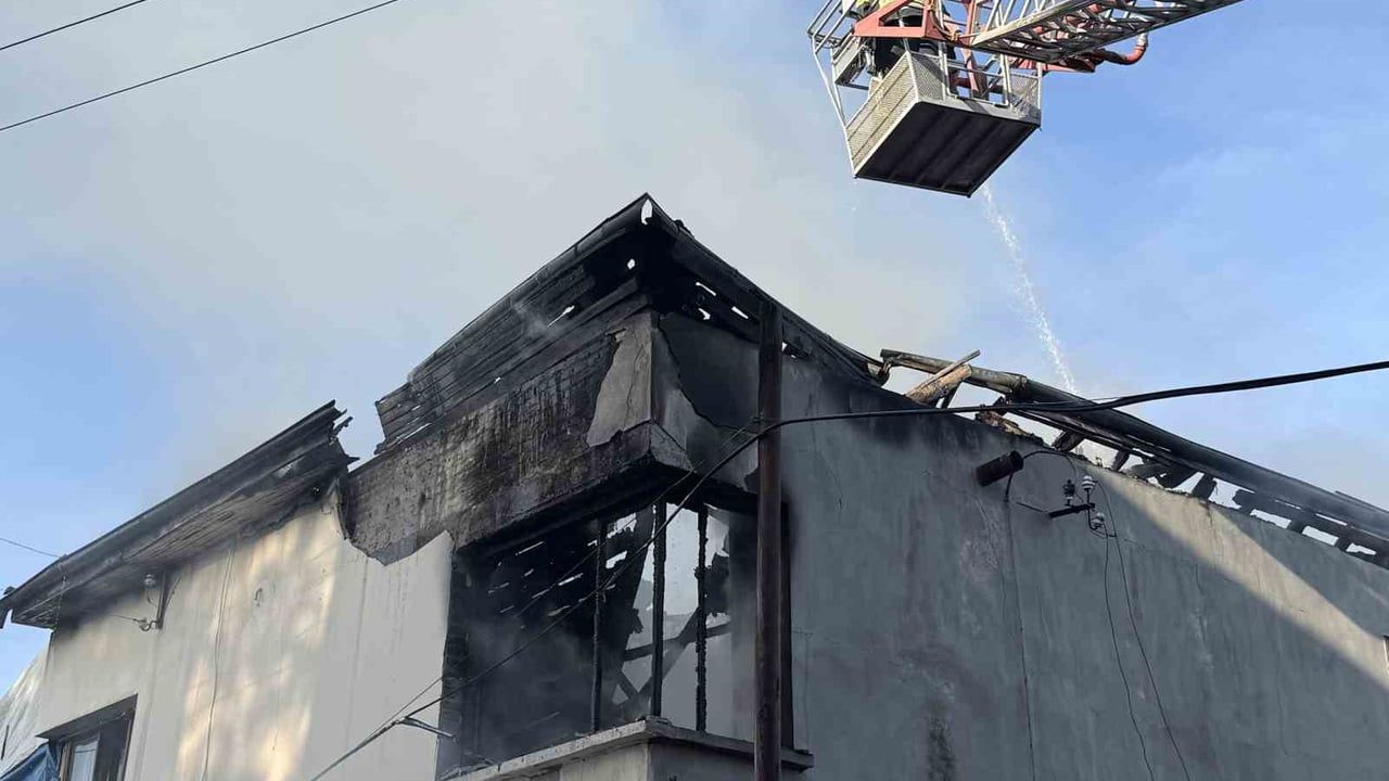 Tarsus'ta müstakil iki katlı evde çıkan yangın evi kullanılmaz hale getirdi