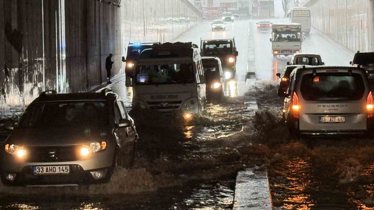 Tarsus’ta sağanak hayatı olumsuz etkiledi